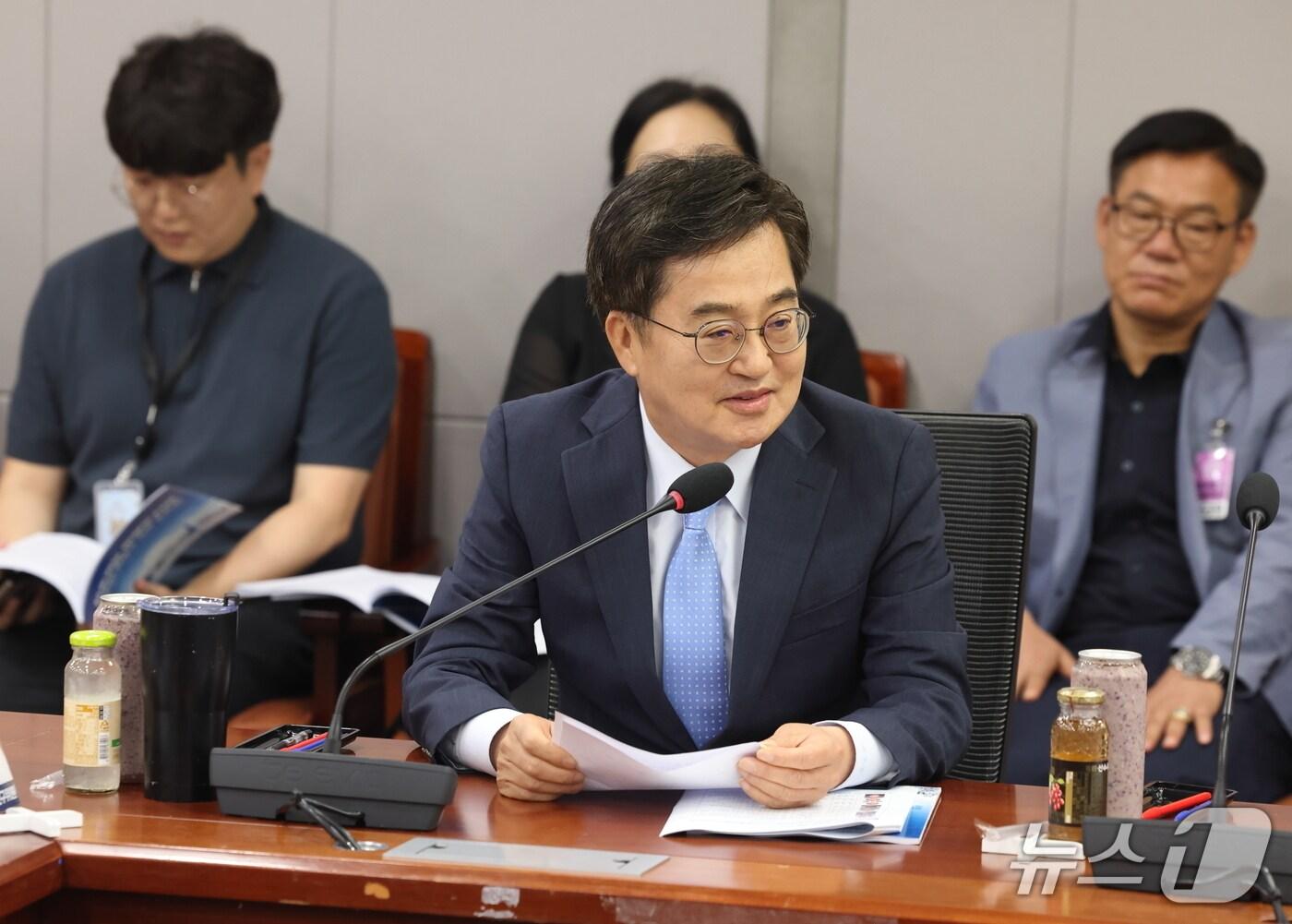 본문 이미지 - 김동연 경기도지사가 21일 국회의원회관에서 열린 ‘지속가능 미래도시와 국가 AI 경쟁력 강화’ 토론회에서 축사를 하고 있다.