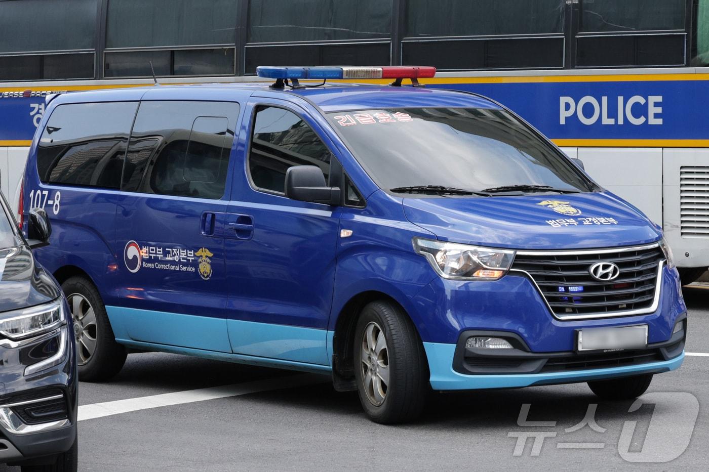 구속된 김건희 여사를 태운 호송차가 21일 오후 소환조사를 위해 서울 종로구에 마련된 김건희 특검팀(특별검사 민중기) 사무실로 들어가고 있다. 2025.8.21/뉴스1 ⓒ News1 신웅수 기자