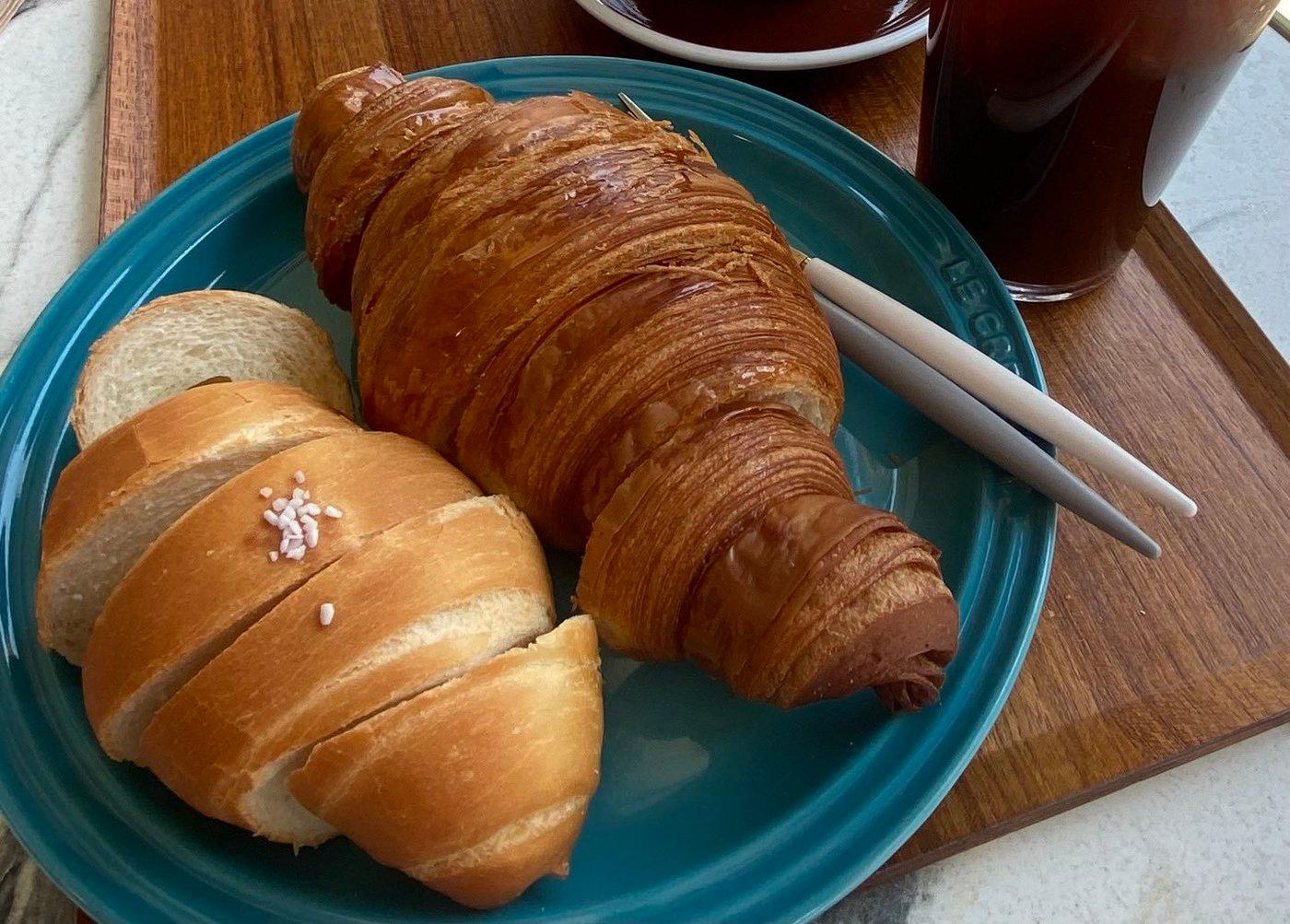 본문 이미지 - 해당 빵집에서 판매하는 크루아상과 소금빵. (엑스 갈무리)