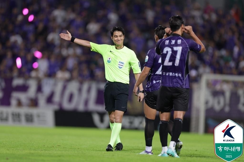 본문 이미지 - 권경원에게 내려진 퇴장 조치가 취소됐다.(한국프로축구연맹 제공) 