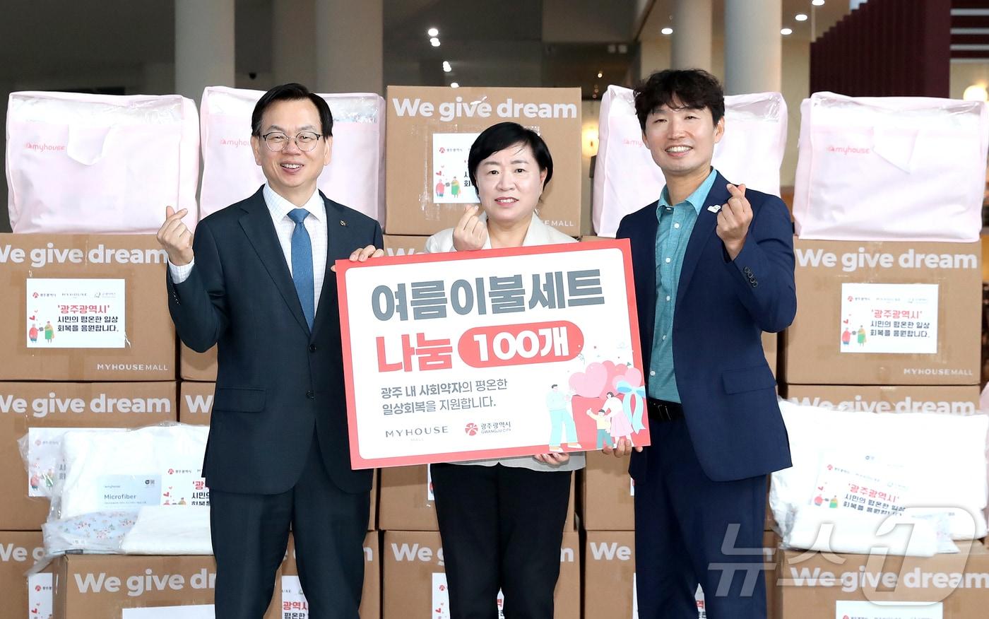 고광완 광주시 행정부시장이 21일 시청 1층 시민숲에서 열린 &#39;돌봄이웃 후원물품 전달식&#39;에 참석해 이채은 ㈜마이하우스 대표로부터 후원물품을 전달받고 있다.&#40;광주시 제공. 재판매 및 DB 금지&#41; 2025.8.21/뉴스1 