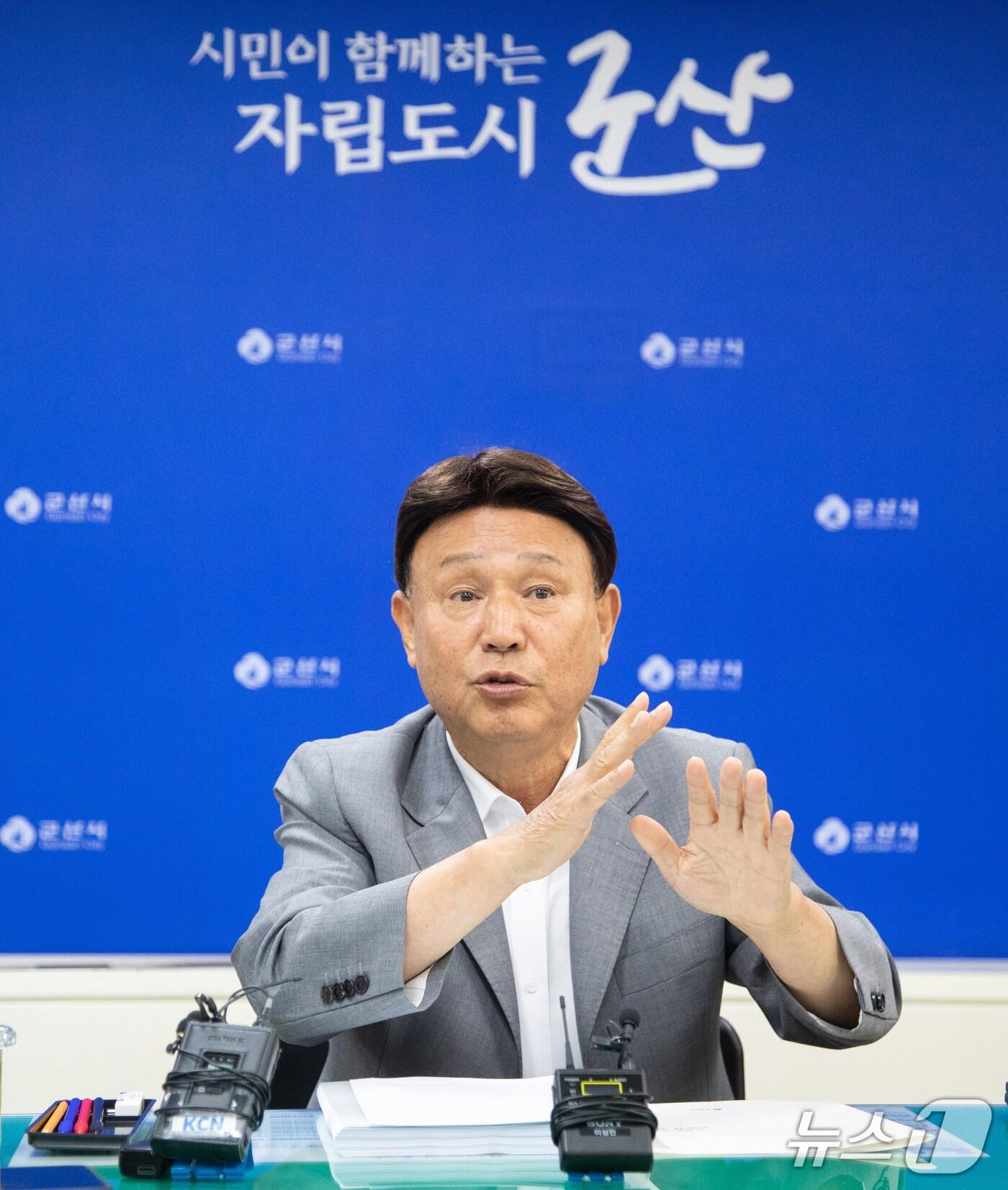 본문 이미지 - 강임준 군산시장이 21일 브리핑룸에서 기자간담회 갖고 태양광 비리 무혐의와 관련한 입장을 밝히고 있다.&#40;군산시 제공. 재판매 및 DB금지&#41;