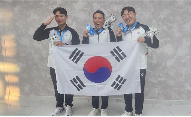 본문 이미지 - 산탄총 스키트 남자 일반부 단체전 은메달을 딴 김민수, 이종준, 장자용(왼쪽부터)(대한사격연맹 제공)