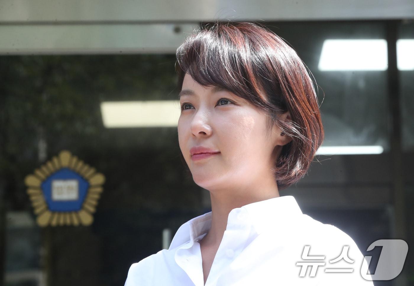 특정경제범죄 가중 처벌 등에 관한 법률 위반(횡령) 혐의로 기소된 배우 황정음이 21일 제주지방법원에서 열린 결심 공판에서 징역 3년을 구형받고 법원을 나오면서 취재진 질문에 답변하고 있다. 2025.8.21/뉴스1 ⓒ News1 오현지 기자