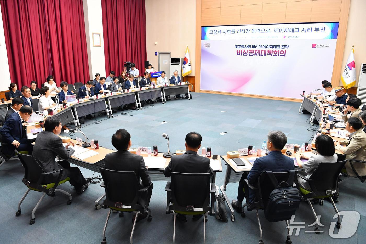 부산시는 21일 박형준 시장 주재로 시청 소회의실1에서 &#39;초고령사회 부산의 에이지테크 전략&#39;을 논의하고 있다.&#40;부산시 제공. 재판매 및 DB금지&#41;