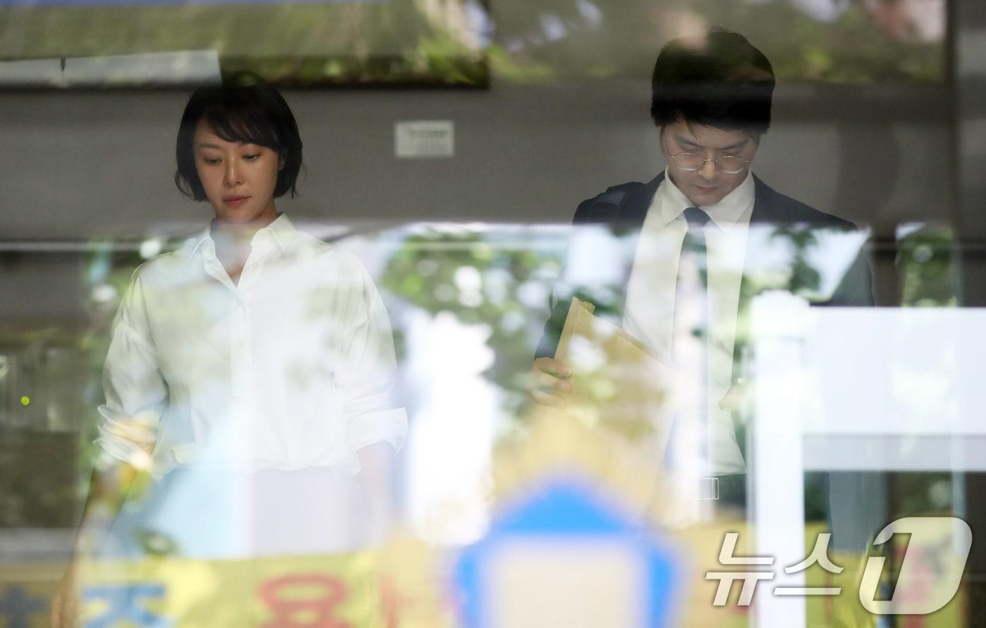 특정경제범죄 가중 처벌 등에 관한 법률 위반(횡령) 혐의로 기소된 배우 황정음이 21일 제주지방법원에서 열린 결심 공판에서 징역 3년을 구형받고 법원을 나오고 있다. 2025.8.21/뉴스1 ⓒ News1 DB