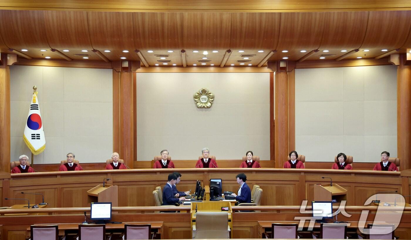 김상환 헌법재판소장과 헌법재판관들이 21일 오후 서울 종로구 헌법재판소 심판정에서 8월 심판사건 선고에 참석해 자리하고 있다. 이날 선고는 헌법재판소가 9인 체제로 정상화된 이후 처음 진행된 선고다. 2025.8.21/뉴스1 ⓒ News1 장수영 기자