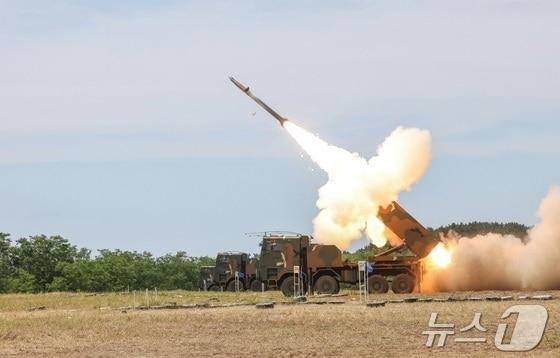 본문 이미지 - K239 다연장로켓 &#39;천무&#39;가 25일 충남 보령에 위치한 웅천사격장에서 고폭유도탄을 발사하고 있다. &#40;육군 제공&#41; 2024.6.25/뉴스1