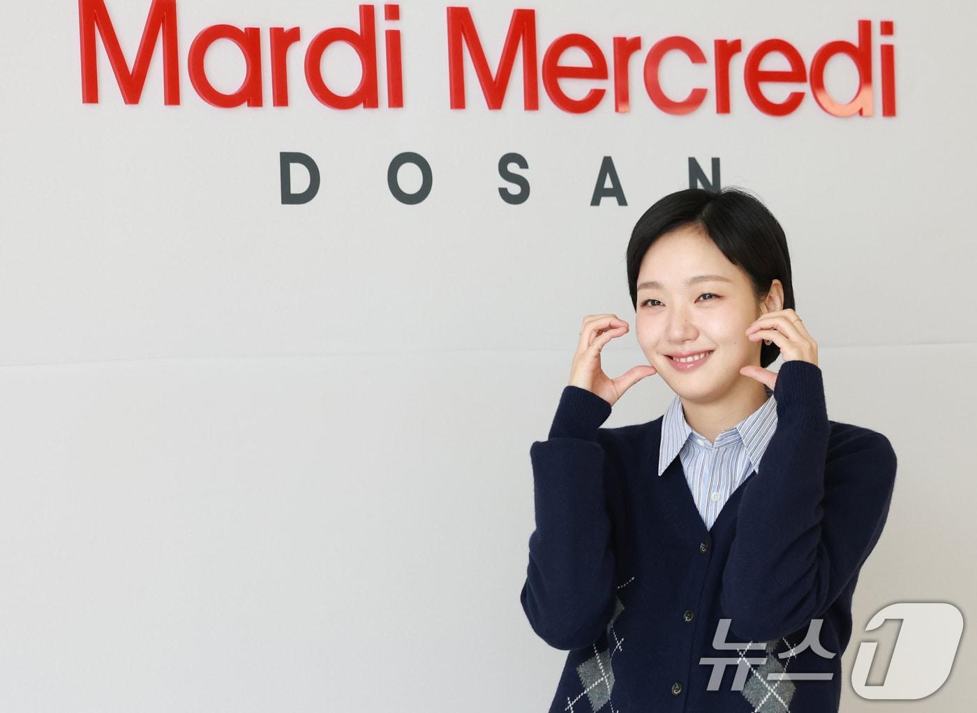 본문 이미지 - 배우 김고은이 지난해 서울 강남구 신사동 마르디 메크르디 플래그십 스토어에서 열린 오픈 기념 포토월 행사에 참가한 모습. 2025.8.21 ⓒ 뉴스1 권현진 기자