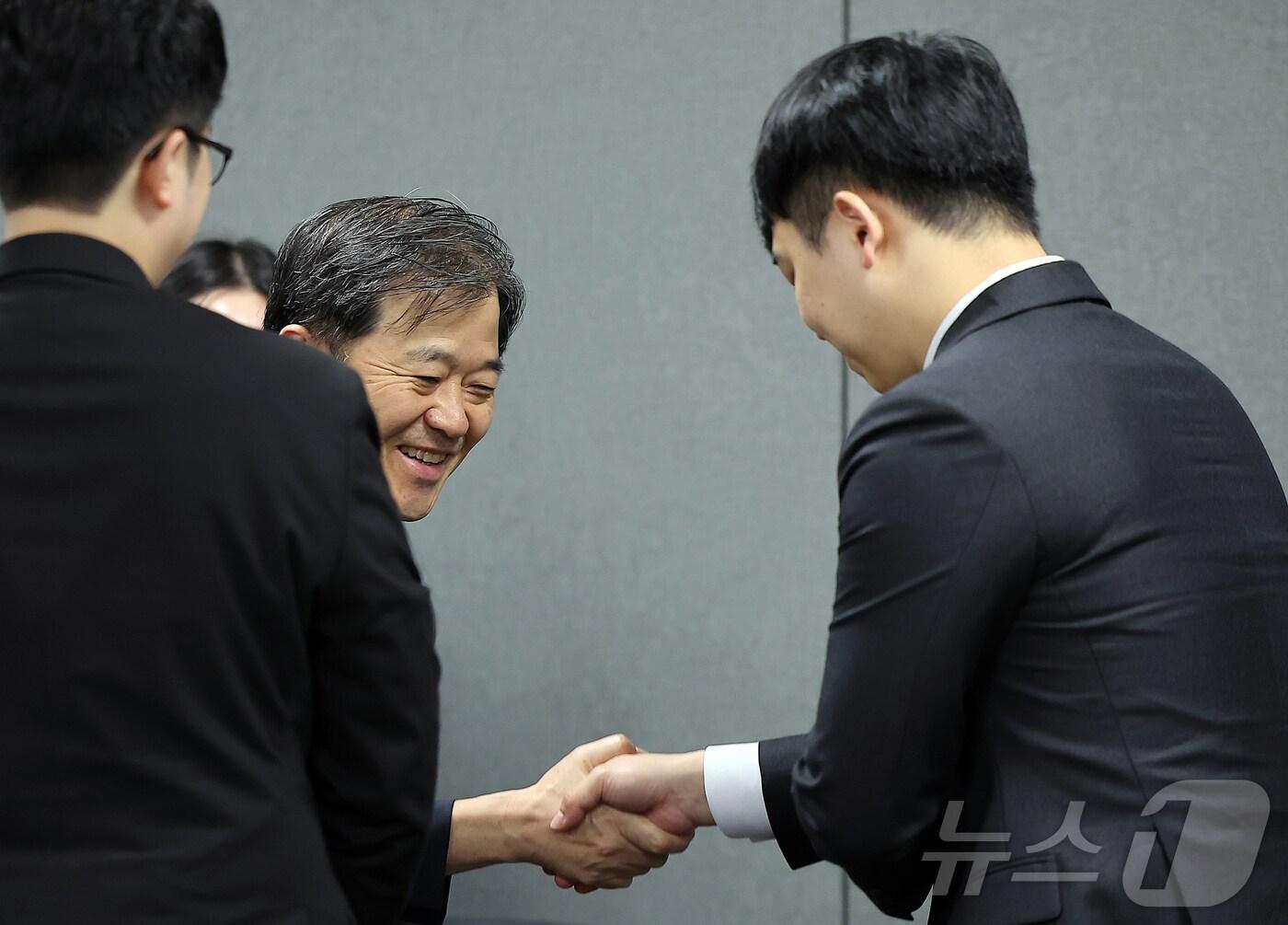 본문 이미지 - 이형훈 보건복지부 제2차관이 21일 오후 서울 중구 서울역 T타워에서 열린 수련협의체 제4차 회의에 참석해 한성존 대한전공의협의회 비상대책위원장&#40;오른쪽&#41;과 인사를 나누고 있다. 2025.8.21/뉴스1 ⓒ News1 김진환 기자