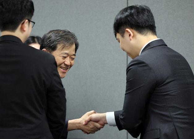 본문 이미지 - 이형훈 보건복지부 제2차관이 21일 오후 서울 중구 서울역 T타워에서 열린 수련협의체 제4차 회의에 참석해 한성존 대한전공의협의회 비상대책위원장&#40;오른쪽&#41;과 인사를 나누고 있다. 2025.8.21/뉴스1 ⓒ News1 김진환 기자