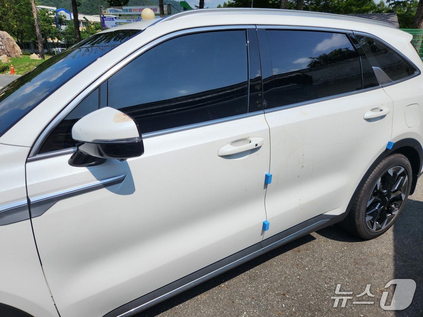 본문 이미지 - 21일 새벽 경기 용인시 수지구 한 오피스텔 지하 주차장에서 30대 여성이 피살된 채 발견돼 경찰이 수사에 나섰다. 사진은 강원 홍천의 한 중학교 앞에서 발견된 용의자의 SUV 승용차.2025.8.21/뉴스1 이종재기자