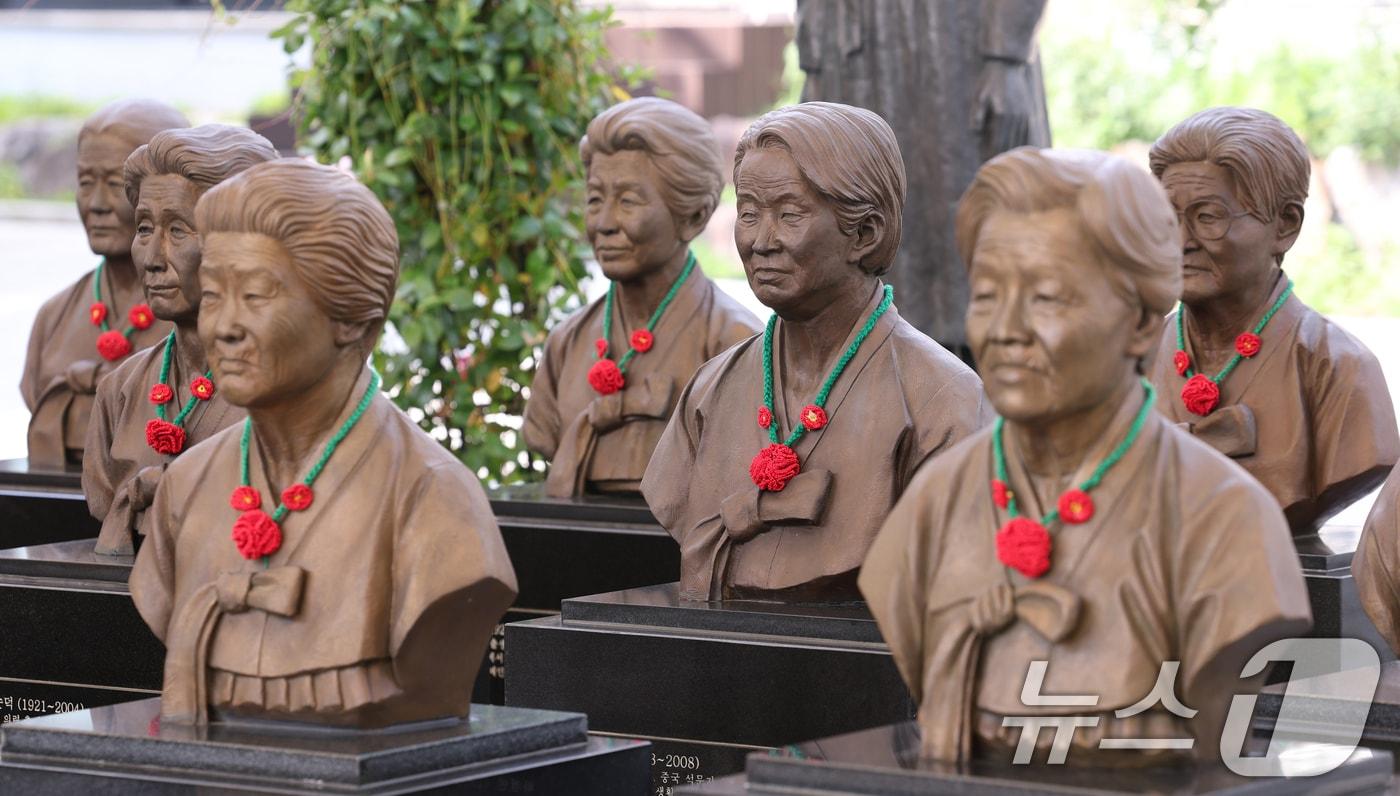 본문 이미지 - 경기 광주시 퇴촌면 나눔의집에 위안부 피해자 할머니들의 흉상이 세워져 있는 모습. ⓒ 뉴스1DB  김영운 기자