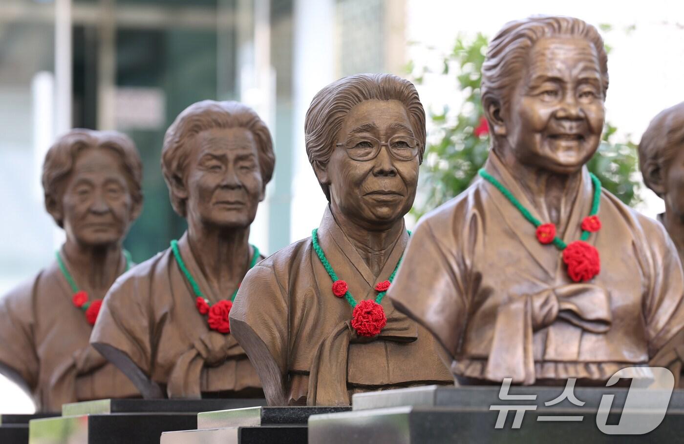 이재명 대통령이 방일을 앞두고 일본 요미우리신문과 인터뷰에서 위안부 합의와 강제 징용 배상 문제에 대해 &#34;합의를 뒤집는 건 바람직하지 않다＂며 유지 의지를 드러냈다. 사진은 21일 경기 광주시 퇴촌면 나눔의집에 위안부 피해자 할머니들의 흉상이 세워져 있는 모습. 2025.8.21/뉴스1 ⓒ News1 김영운 기자