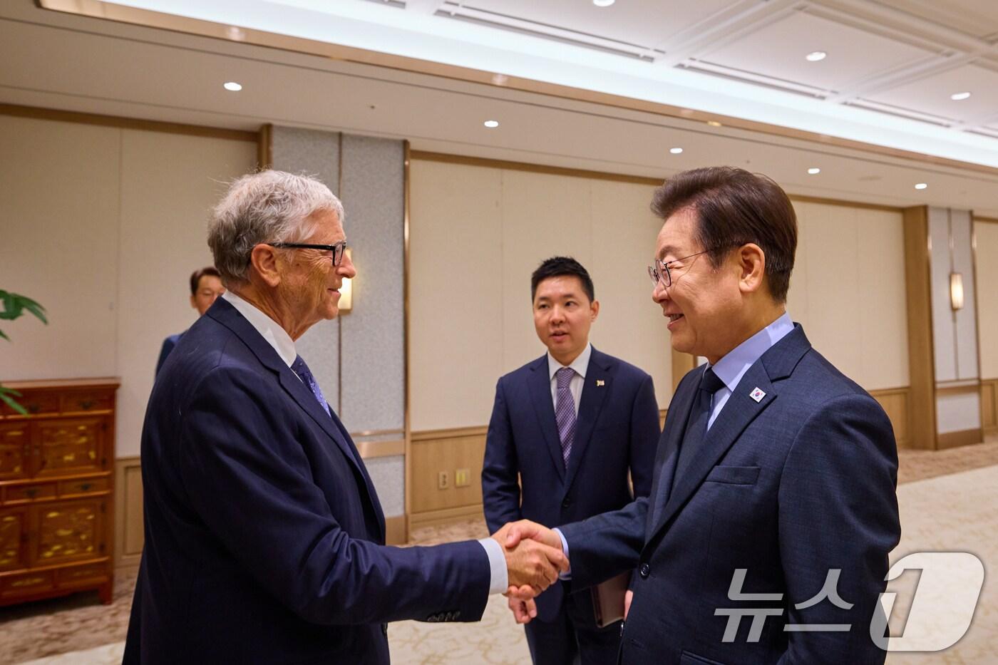 이재명 대통령이 21일 서울 용산 대통령실에서 빌 게이츠 게이츠재단 이사장을 접견하고 있다. (대통령실 제공. 재판매 및 DB 금지) 2025.8.21/뉴스1 ⓒ News1 허경 기자
