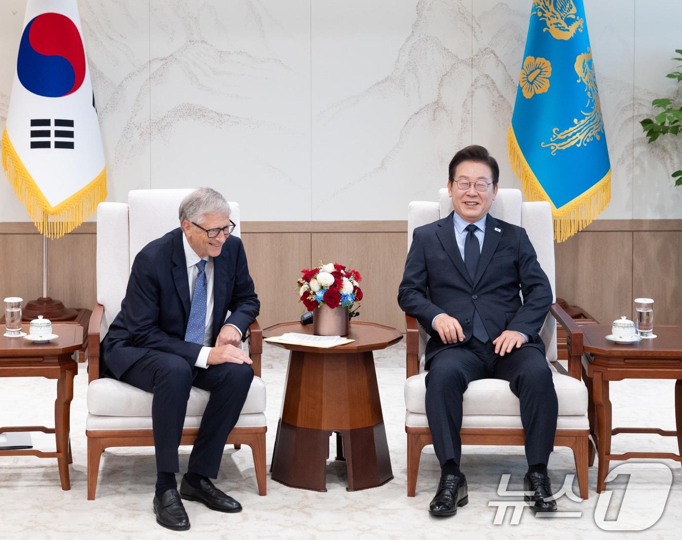 본문 이미지 - 이재명 대통령이 21일 서울 용산 대통령실에서 빌 게이츠 게이츠재단 이사장을 접견하고 있다. (대통령실 제공. 재판매 및 DB 금지) 2025.8.21/뉴스1 ⓒ News1 허경 기자