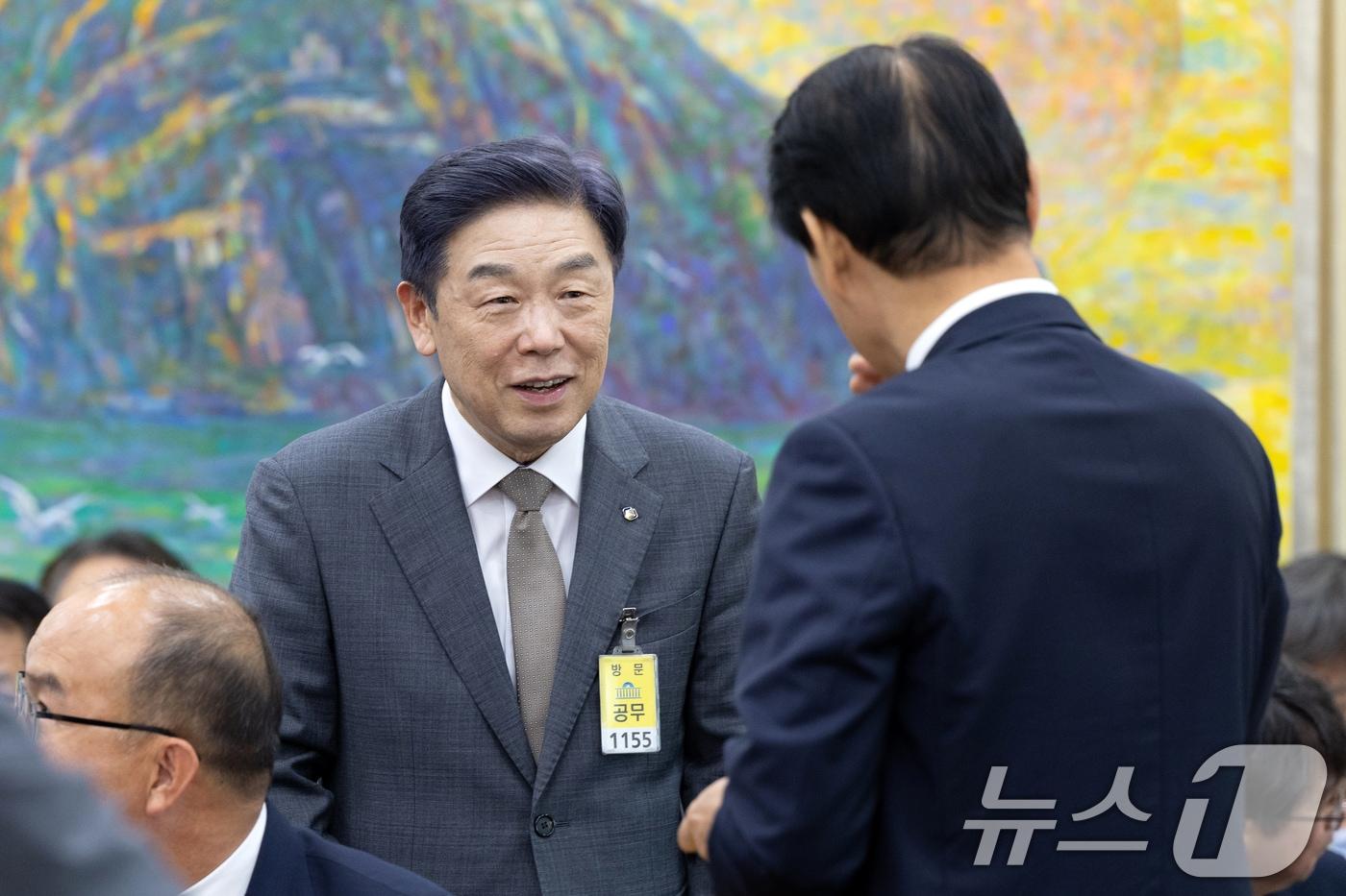 김형석 독립기념관장이 21일 서울 여의도 국회에서 열린 국회 정무위원회 전체회의에서 권오을 국가보훈부 장관과 대화하고 있다. 2025.8.21/뉴스1 ⓒ News1 이승배 기자