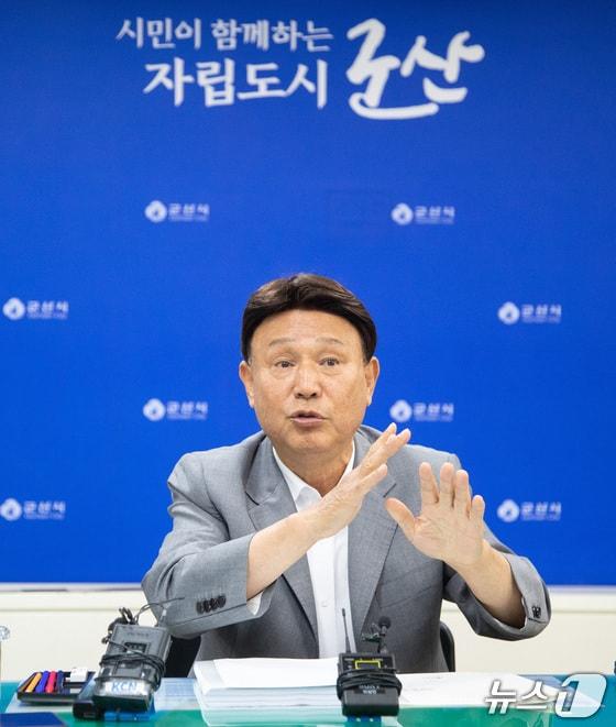 본문 이미지 - 21일 강임준 전북 군산시장이 브리핑룸에서 기자간담회를 갖고 태양광 비리 무혐의와 관련한 입장을 밝히고 있다.&#40;군산시 제공. 재판매 및 DB금지&#41;2025.8.21/뉴스1