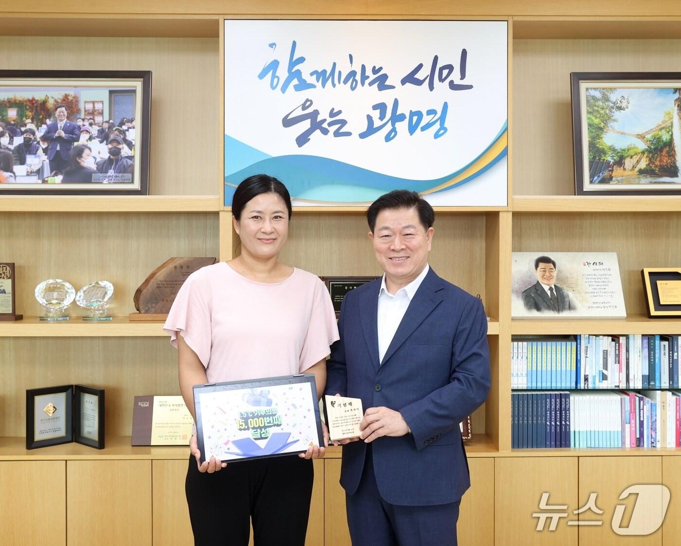 본문 이미지 - 기후의병 1만5000번 째 가입자.(광명시 제공)