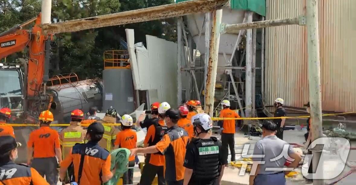 본문 이미지 - 21일 오후 1시 29분쯤 전남 순천일반산업단지 내 레미콘 공장에서 지상 간이탱크 청소 작업자 3명이 쓰러져 소방당국이 구조작업을 하고 있다. (독자제공. 재판매 및 DB 금지) 2025.8.21/뉴스1 ⓒ News1 이승현 기자