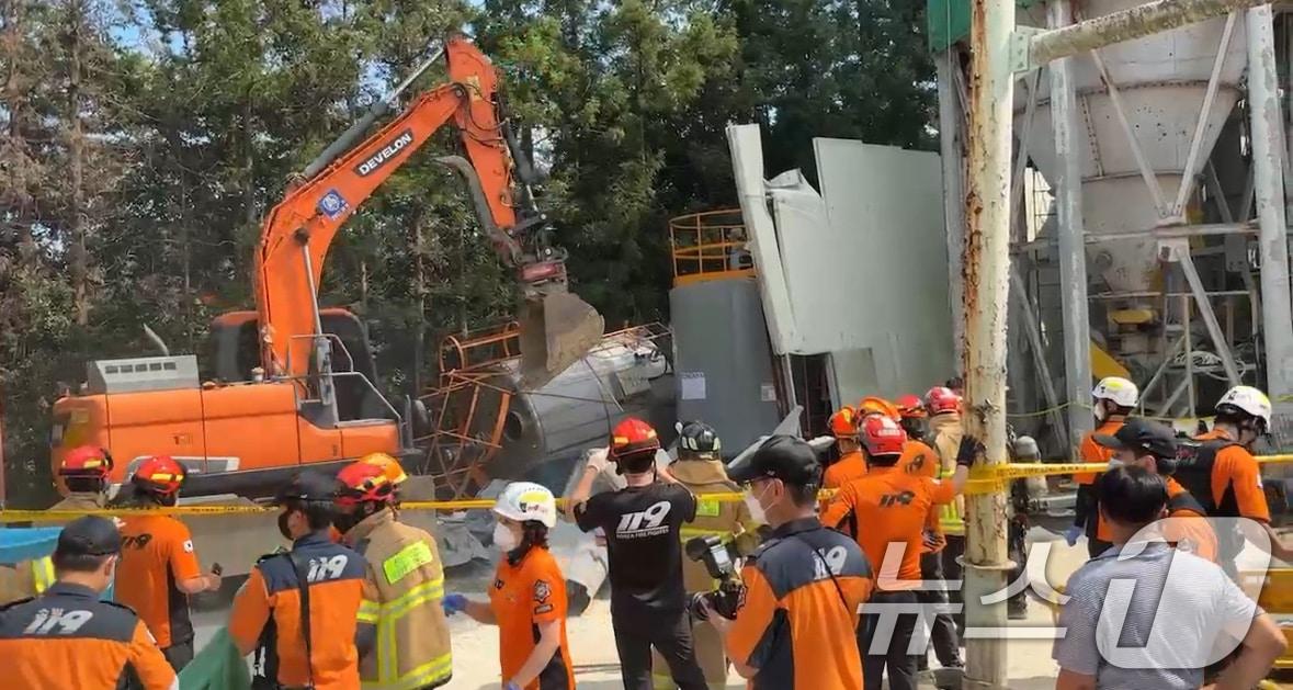 본문 이미지 - 21일 오후 1시 29분쯤 전남 순천일반산업단지 내 레미콘 공장에서 지상 간이탱크 청소 작업자 3명이 쓰러져 소방당국이 구조작업을 하고 있다. &#40;독자제공. 재판매 및 DB 금지&#41; 2025.8.21/뉴스1 