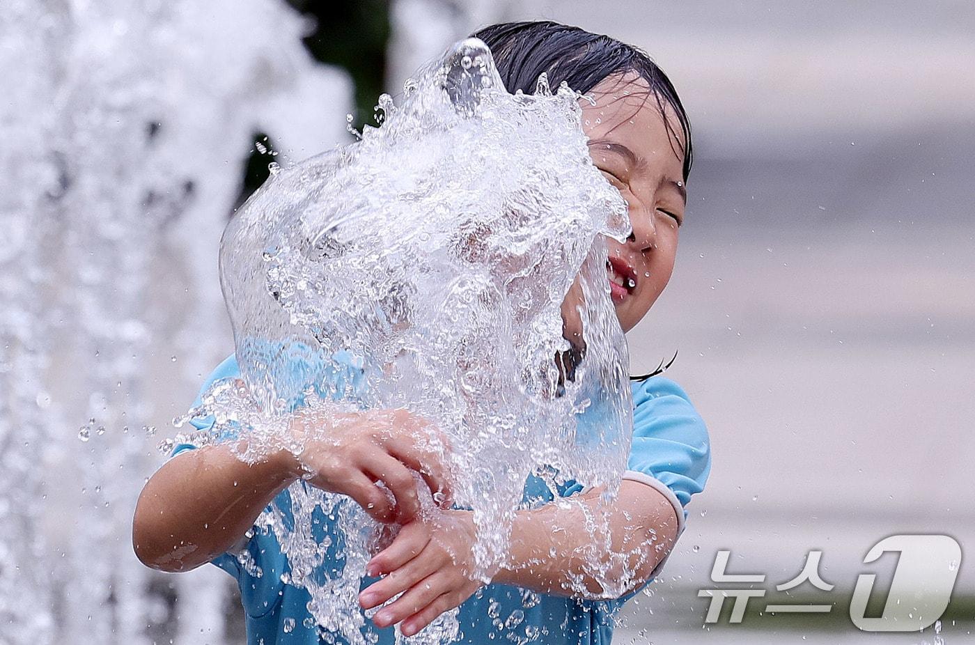 절기상 ‘처서’가 이틀 앞으로 다가왔지만 여전히 찜통 더위가 이어진 21일 오후 서울 광화문광장 바닥분수를 찾은 어린이들이 즐거운 시간을 보내고 있다. 2025.8.21/뉴스1 ⓒ News1 박지혜 기자