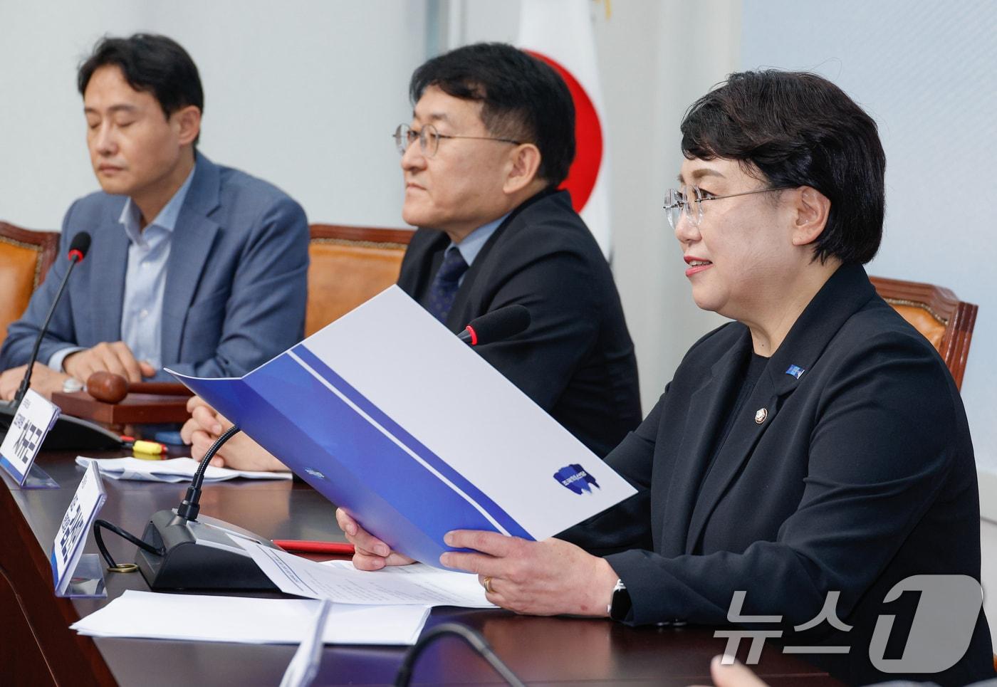 김선민 조국혁신당 대표 권한대행이 21일 오후 서울 여의도 국회에서 최고위원 임기단축 및 전당대회 개최 의결사항에 대한 전당원 투표 결과를 발표하고 있다. 2025.8.21/뉴스1 ⓒ News1 안은나 기자