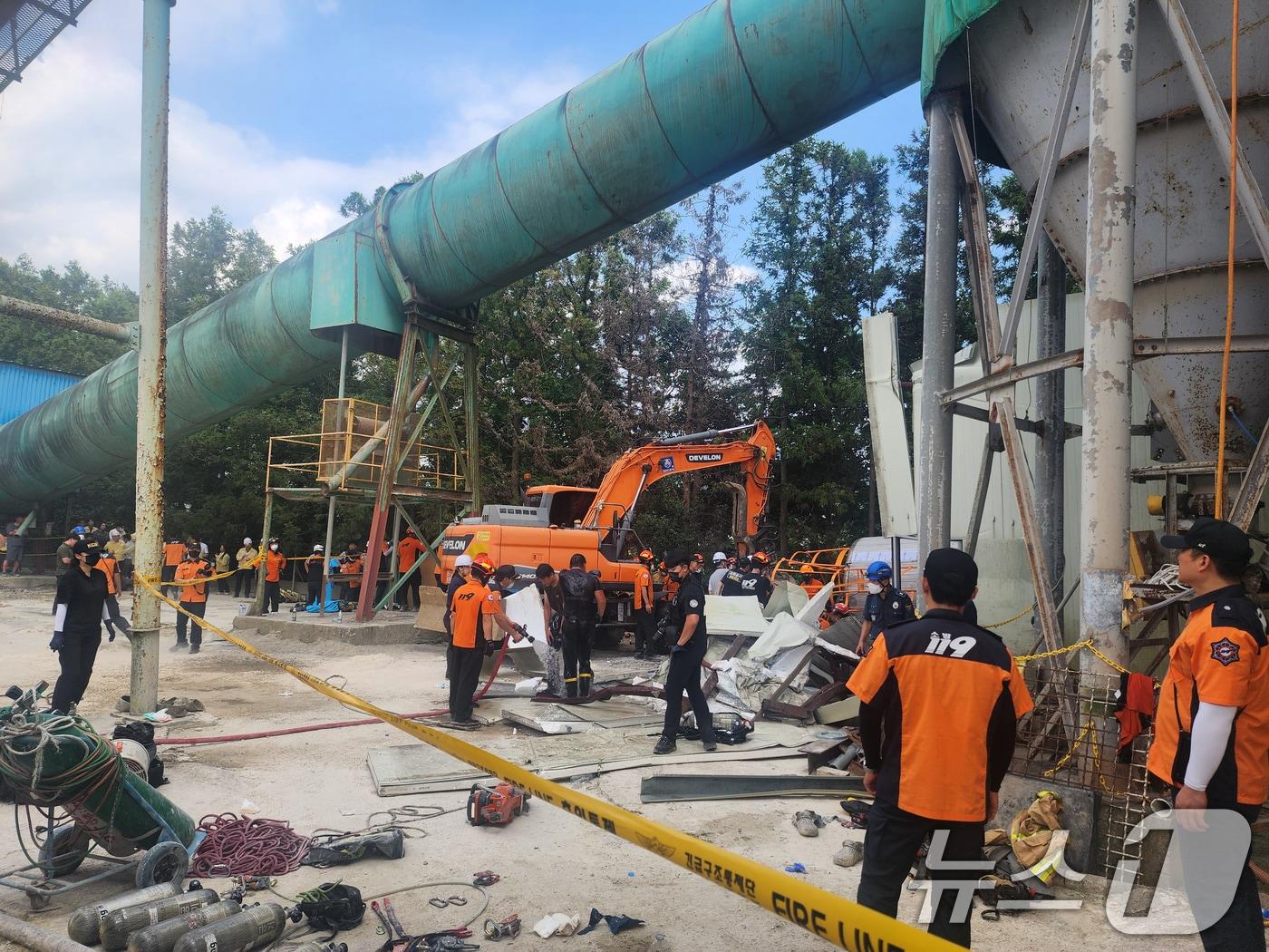 본문 이미지 - 21일 오후 1시 29분쯤 전남 순천일반산업단지 내 레미콘 공장에서 지상 간이탱크 청소 작업자 3명이 쓰러져 소방당국이 구조작업을 하고 있다. &#40;독자제공. 재판매 및 DB 금지&#41;2025.8.21/뉴스1