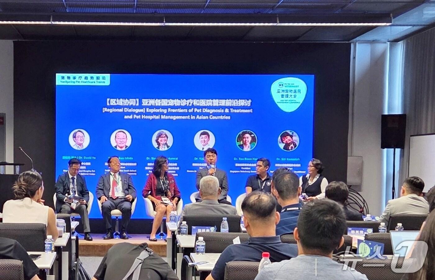 최이돈 한국동물병원협회 회장이 20일 중국 상하이에서 열린 펫페어아시아에서 발언을 하고 있다. ⓒ 뉴스1