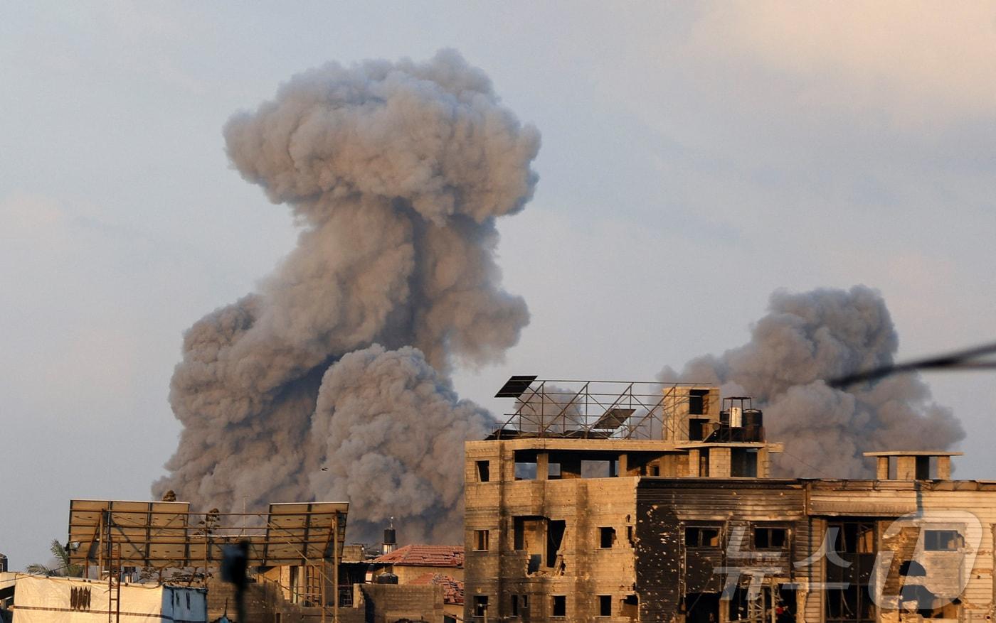 &#39;기드온의 전차2&#39;라고 이름붙인 이스라엘의 가자 시티 점령작전이 20일&#40;현지시간&#41; 시작됐다. 21일 공습 받은 가자시티의 한 건물에서 연기가 피어오르고 있다. 2025.08.21. ⓒ 로이터=뉴스1 ⓒ News1 권영미 기자