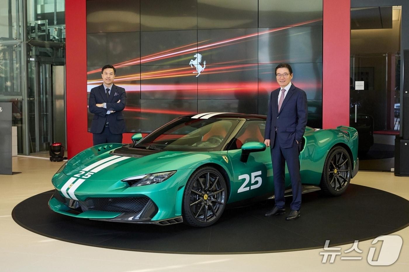 본문 이미지 - 김광철 FMK 대표이사(오른쪽)와 이상욱 페라리 FME(극동·중동 지역) 한국 세일즈 총괄 매니저(왼쪽)가 21일 서울 반포 전시장에서 공개된 '296 스페치알레' 차량 옆에서 포즈를 취하고 있다(FMK 제공). 2025.08.21.