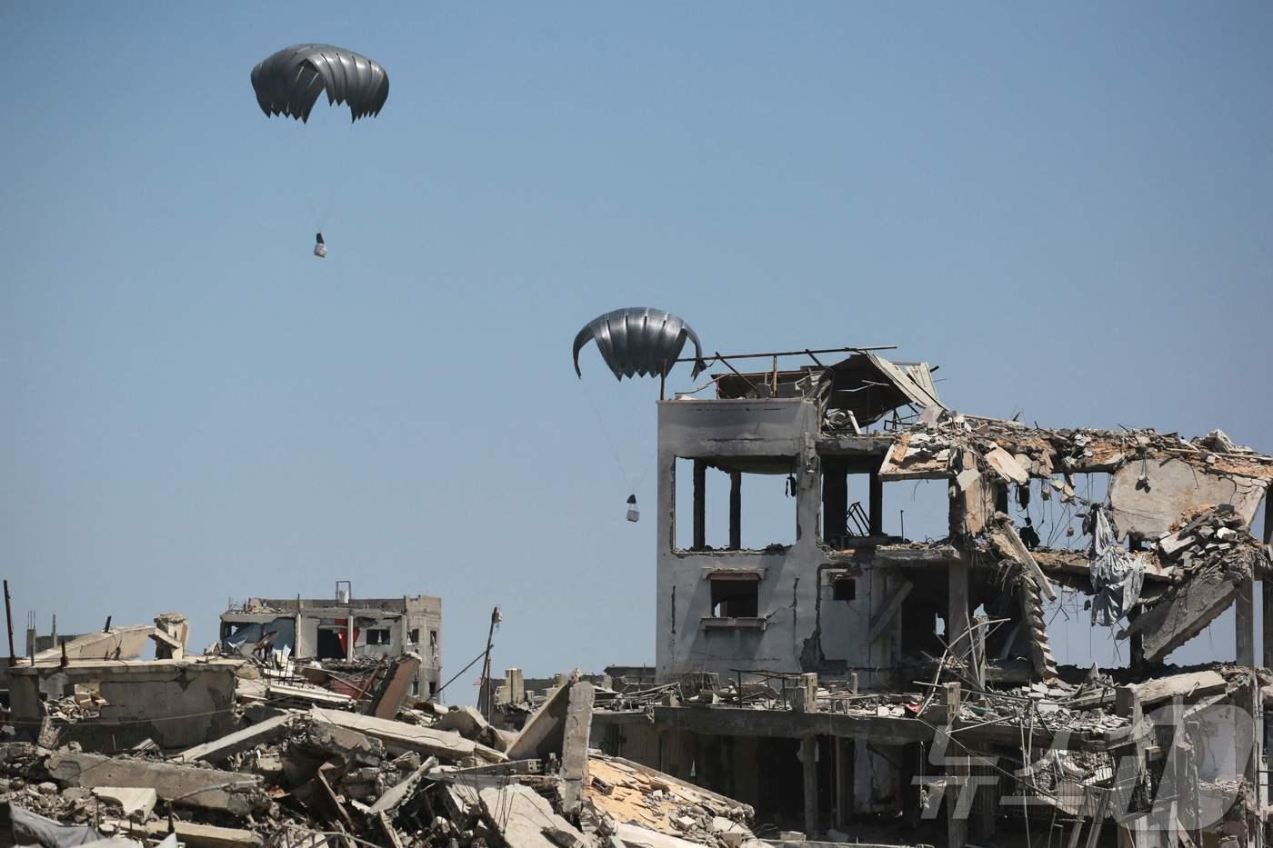 가자지구 북부 자발리아 인근에서 군용기에서 투하된 구호 물자가 낙하산을 통해 하강하고 있다.  ⓒ AFP=뉴스1 ⓒ News1 권영미 기자