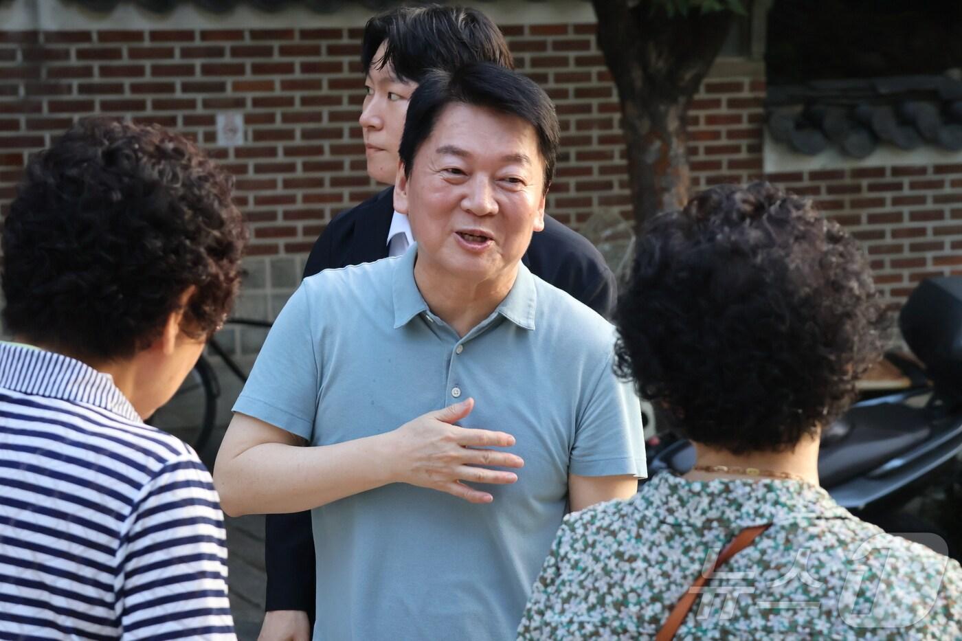 안철수 국민의힘 당대표 후보가 지난 8월 21일 대구 달성공원 새벽시장을 찾아 인사하고 있다. (안철수 의원실 제공. 재판매 및 DB 금지) 2025.8.21/뉴스1