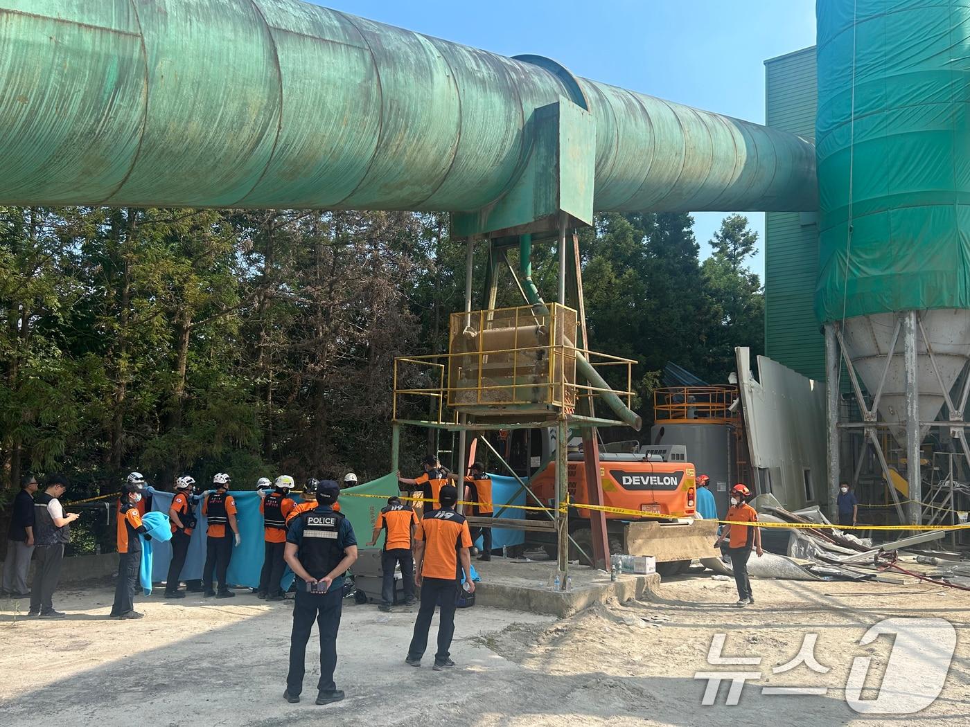 본문 이미지 - 21일 오후 1시 29분쯤 전남 순천일반산업단지 내 레미콘 공장에서 지상 간이탱크 청소 작업자 3명이 쓰러져 소방당국이 구조작업을 하고 있다. &#40;독자제공. 재판매 및 DB 금지&#41;2025.8.21/뉴스1 