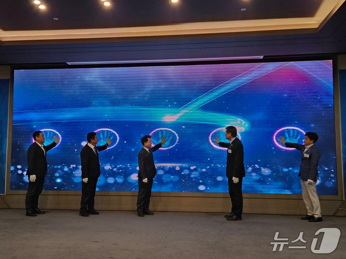 본문 이미지 -  21일 강원 춘천 스카이컨벤션에서 열린 국제스케이트장 범시민유치위원회 발족식 및 연석회의에서 육동한 춘천시장, 김진호 시의장 등이 유치를 염원하는 퍼포먼스를 하고 있다.2025.8.21 한귀섭 기자