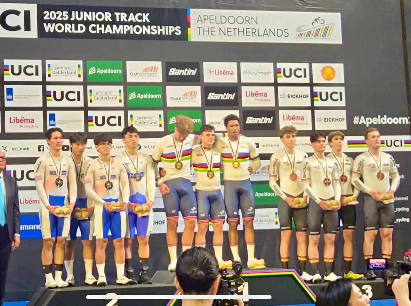 본문 이미지 - 한국 사이클대표팀이 2025 트랙 세계주니어선수권대회 첫날 은메달을 목에 걸었다.&#40;대한사이클연맹 제공&#41;