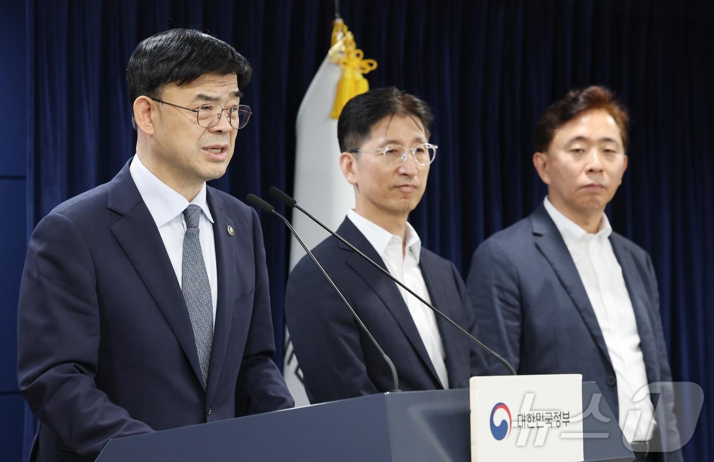 이상경 국토교통부 1차관이 21일 오후 서울 종로구 정부서울청사에서 외국인 토지거래허가구역 지정 관련 합동 브리핑을 하고 있다. 왼쪽부터 이 1차관, 강성팔 국세청 국제조세관리관, 윤영은 금융정보분석원 제도운영기획관. 2025.8.21/뉴스1 ⓒ News1 임세영 기자