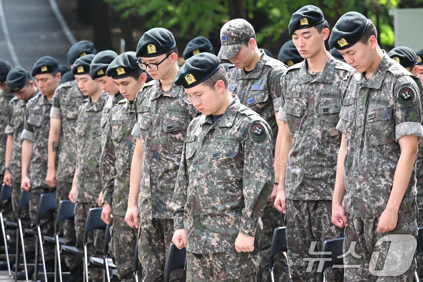 튀르키예 군 유해 인수식에 참석한 국방부유배발굴감식단 장병들이 유해가 담긴 관을 향해 묵념하고 있다. &#40;국방부 제공. 재판매 및 DB 금지&#41; 2025.8.21/뉴스1