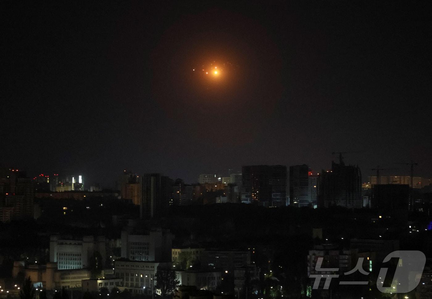 우크라이나 키이우에 침입한 러시아 드론을 향해 우크라이나군이 사격을 하고 있다. 2025.08.21 ⓒ 로이터=뉴스1 ⓒ News1 김지완 기자