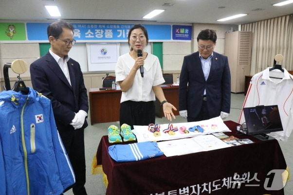 본문 이미지 - 런던 올림픽 여자 양궁 금메달리스트인 최현주 해설위원(사진 가운데)이 21일 전북체육회를 방문, 그 동안 소중히 간직해왔던 소장품을 기증했다.(전북체육회 제공, 재판매 및 DB 금지)/뉴스1