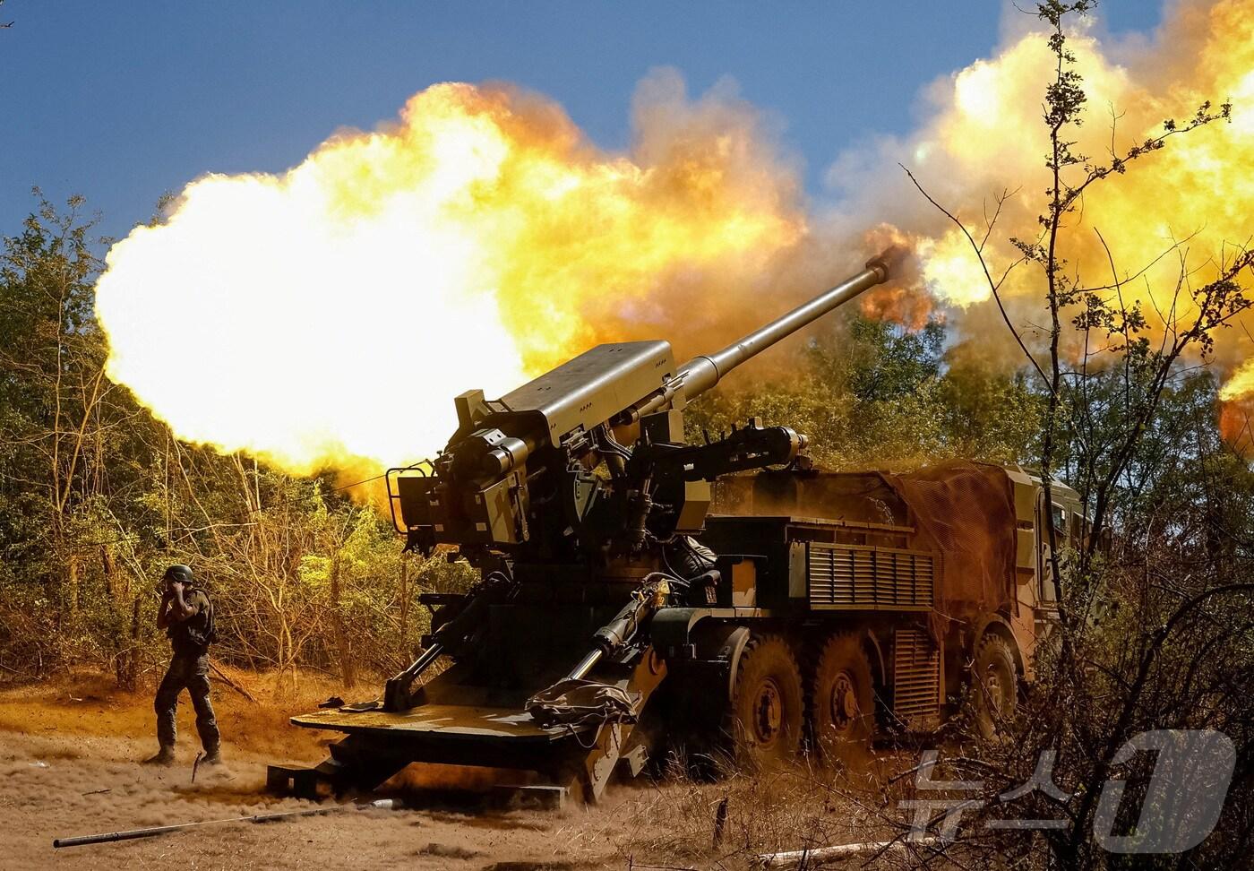 우크라이나 자포리자 지역에서 우크라이나군 제44독립 포병여단 소속 군인이 러시아군을 향해 2S22 보흐다나 자주포를 발사하고 있다. 2025.08.20 ⓒ 로이터=뉴스1 ⓒ News1 김지완 기자 <자료사진>