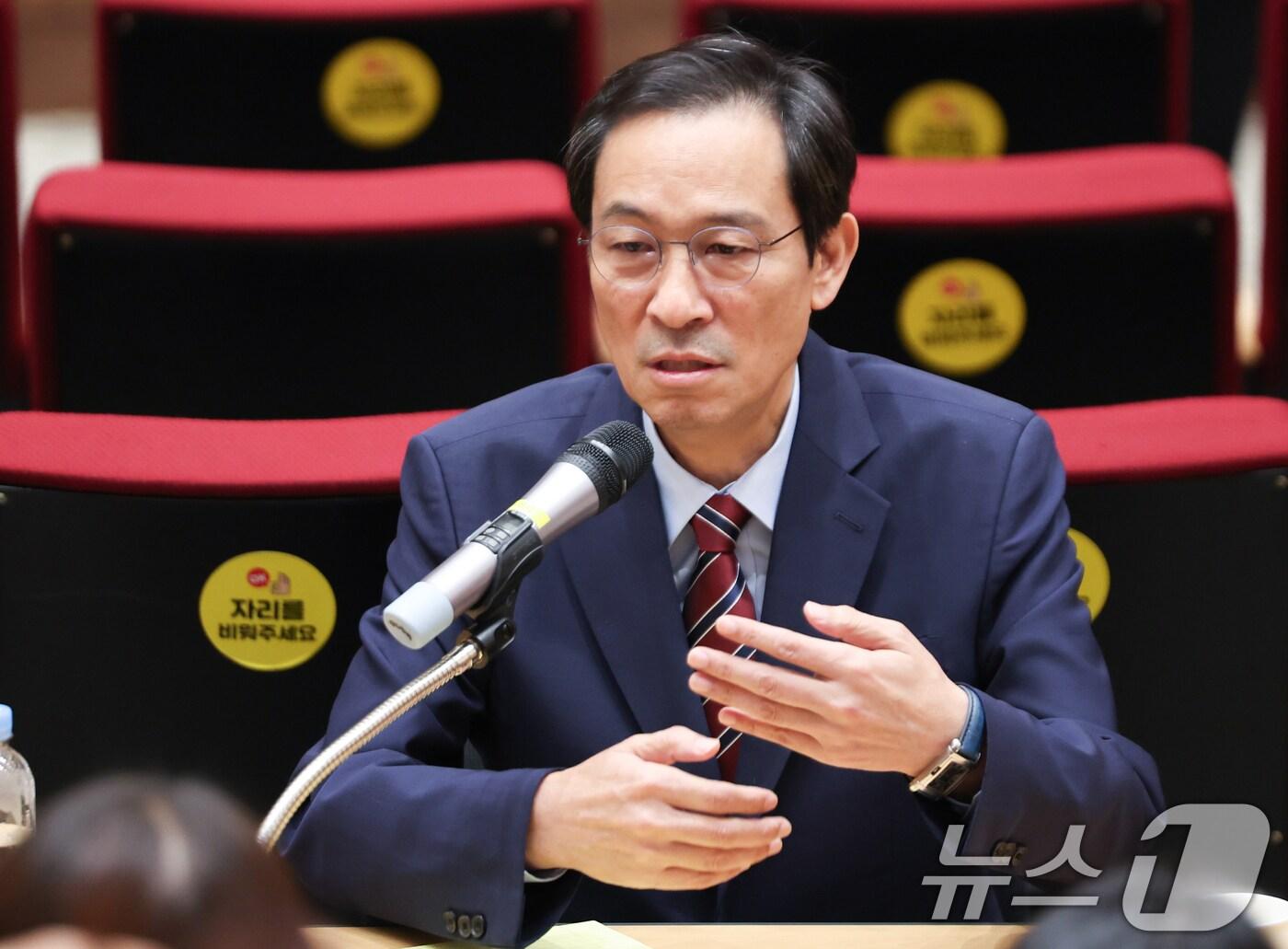 본문 이미지 - 우상호 정무수석이 21일 서울 용산구 대통령실 청사에서 열린 기자간담회에서 취재진의 질의에 답하고 있다. 2025.8.21/뉴스1 ⓒ News1 허경 기자