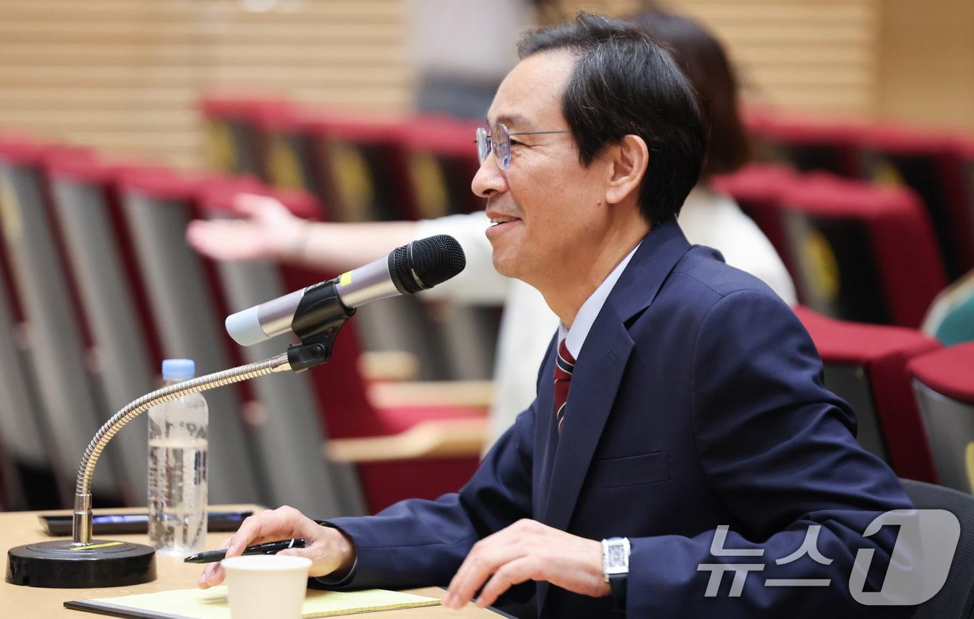 우상호 정무수석이 지난 8월 21일 서울 용산구 대통령실 청사에서 열린 기자간담회에서 취재진의 질의에 답하고 있다. 2025.8.21/뉴스1 ⓒ News1 허경 기자