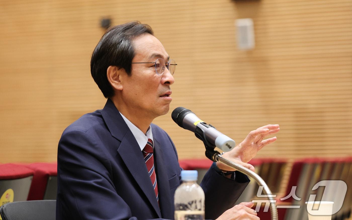 우상호 정무수석이 21일 서울 용산구 대통령실 청사에서 열린 기자간담회에서 취재진의 질의에 답하고 있다. 2025.8.21/뉴스1 ⓒ News1 허경 기자