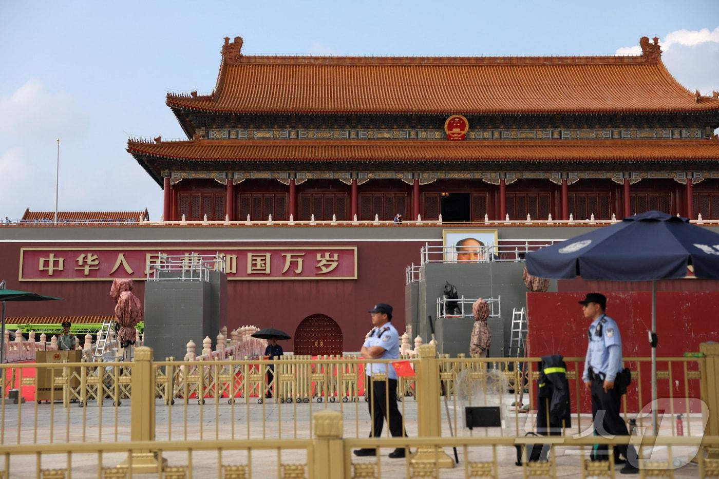 20일 중국 베이징 천안문 광장에서 공안이 경계근무를 서고 있다. 천안문 광장은 다음달 3일 열리는 제2차 세계대전 승전 80주년 기념 열병식을 앞두고 폐쇄된 상태다. 2025.08.20 ⓒ 로이터=뉴스1 ⓒ News1 김지완 기자