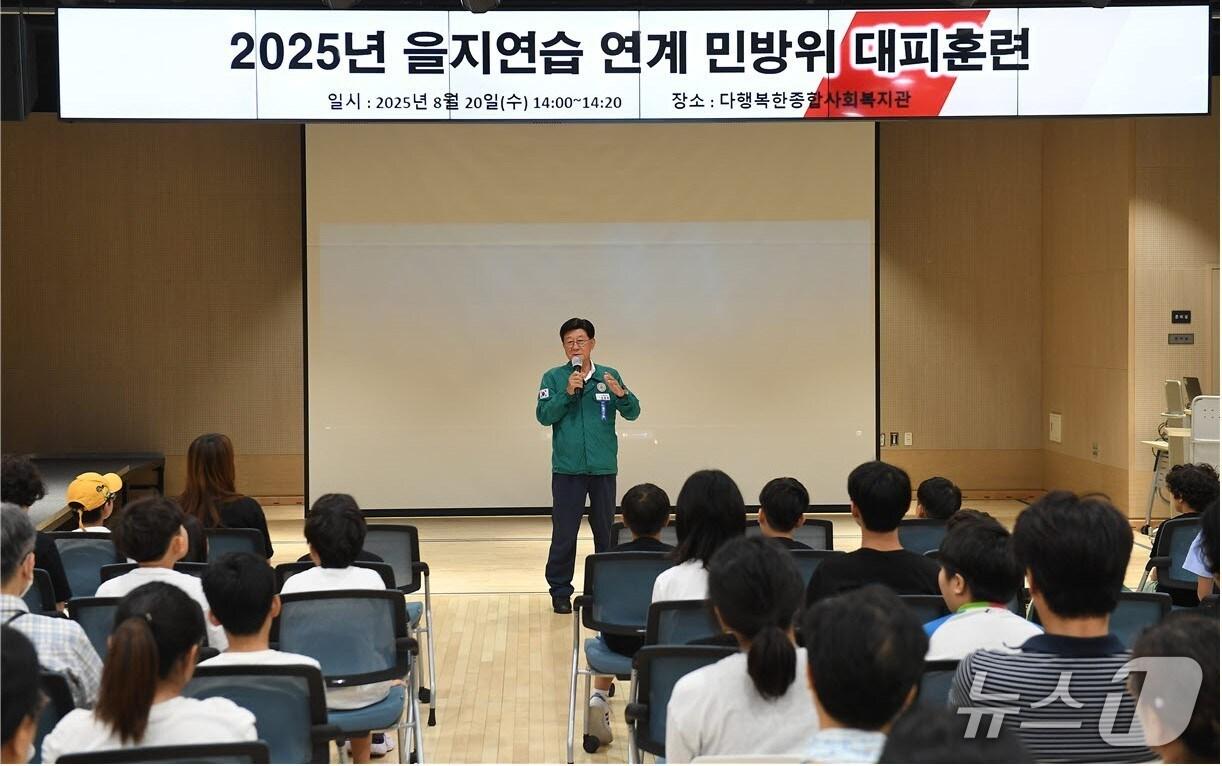 본문 이미지 - 정종복 기장군수가 주민들에게 대피훈련에 대해 설명하고 있다.(기장군 제공. 재판매 및 DB금지)