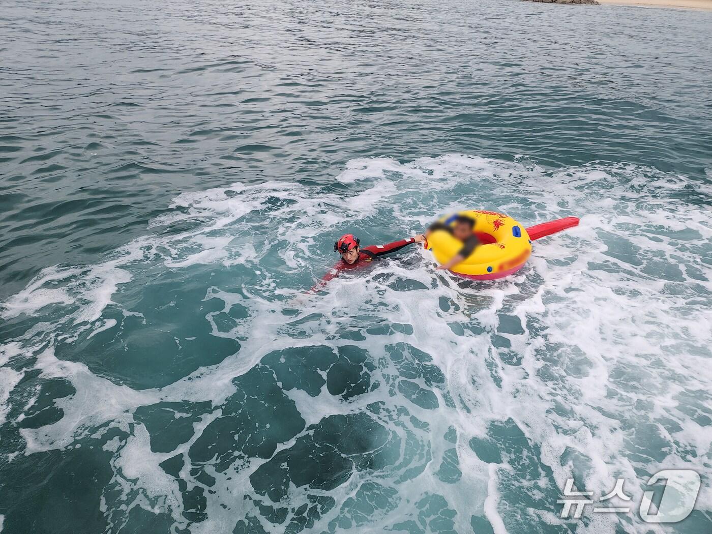 본문 이미지 - 지난해 8월 말 강원 고성 인근 해상서 표류 중인 60대 구조 중인 해경.(속초해경 제공, 재판매 및 DB 금지) 2025.8.21/뉴스1