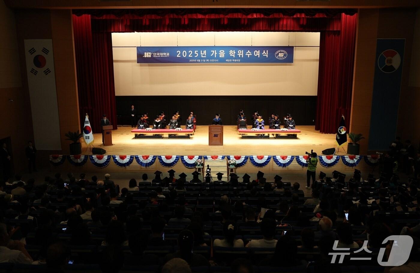 본문 이미지 - 단국대 가을 학위수여식에서 안순철 총장이 졸업생들에게 축사를 전하고 있다.(단국대 제공)