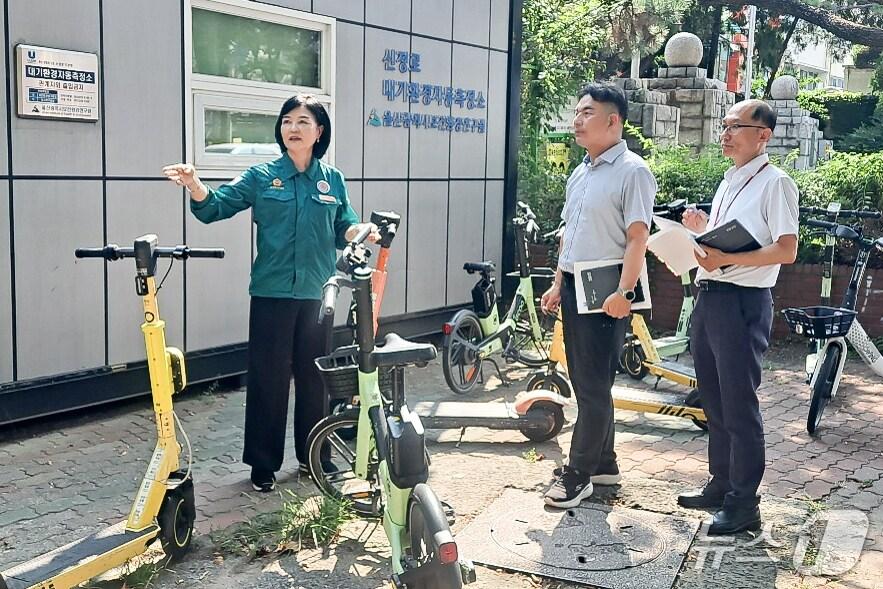 본문 이미지 - 천미경 울산시의원이 21일 울산대학교 및 울산대공원 일대에서 PM 주정차 여부를 점검하고 있다.(울산시의회 제공. 재판매 및 DB금지)