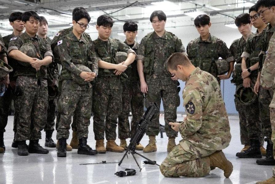 본문 이미지 - 동원훈련에 참가한 카투사 예비군이 미군 병사로부터 지도받고 있다.&#40;미8군 제공&#41;